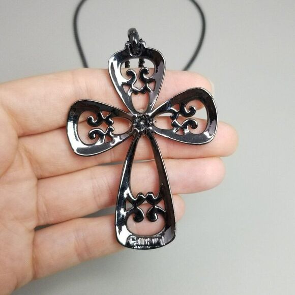 Vintage Sarah Coventry Large Dark Silver Gray Cross Pendant Necklace, Signed - Picture 2 of 10
